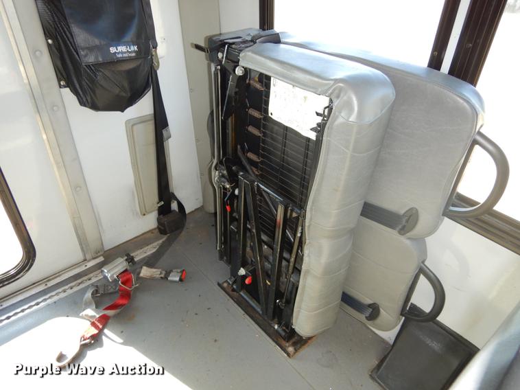 image for item DD0792 2005 Ford E450 Super Duty shuttle bus