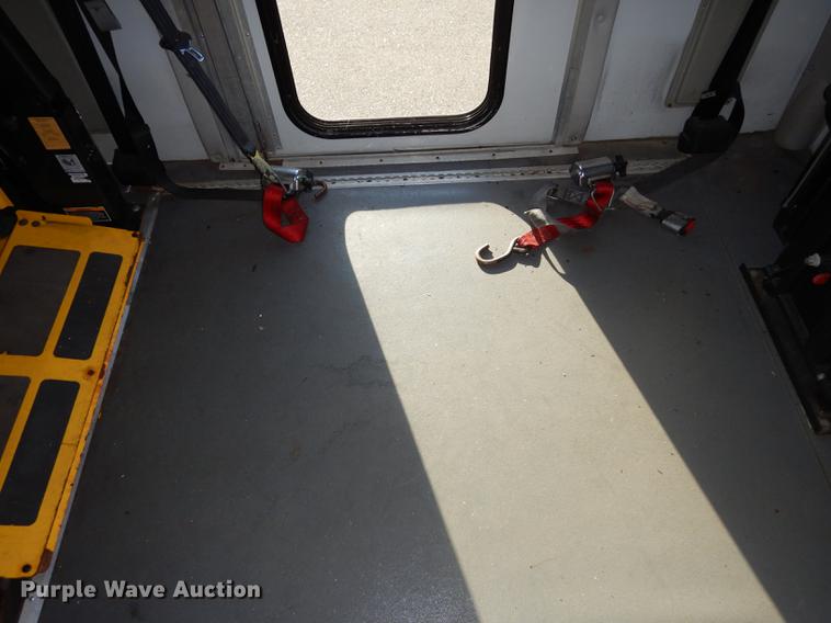 image for item DD0792 2005 Ford E450 Super Duty shuttle bus