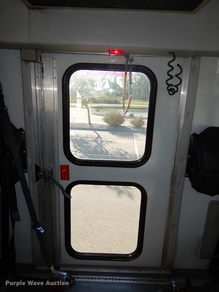 image for item DD0792 2005 Ford E450 Super Duty shuttle bus