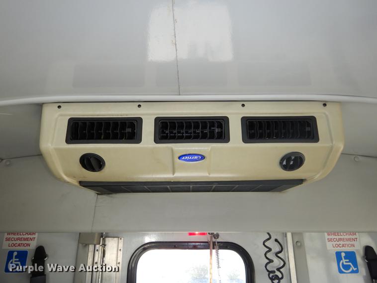 image for item DD0792 2005 Ford E450 Super Duty shuttle bus