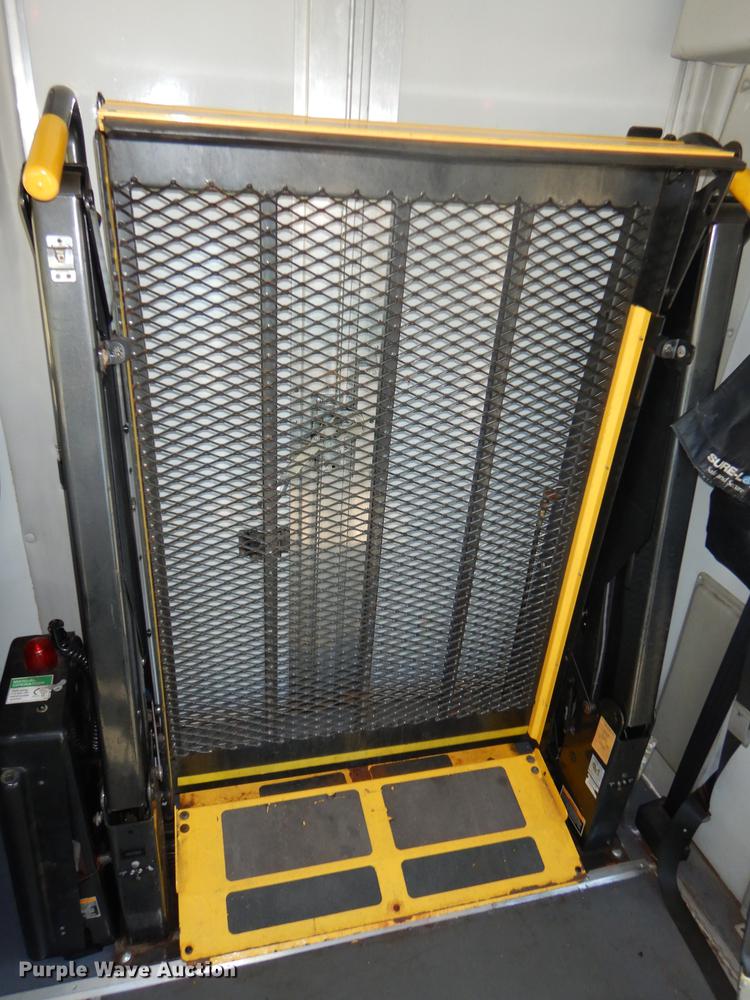 image for item DD0792 2005 Ford E450 Super Duty shuttle bus