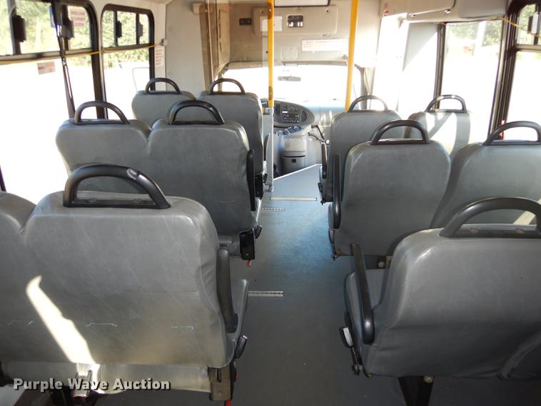 image for item DD0792 2005 Ford E450 Super Duty shuttle bus