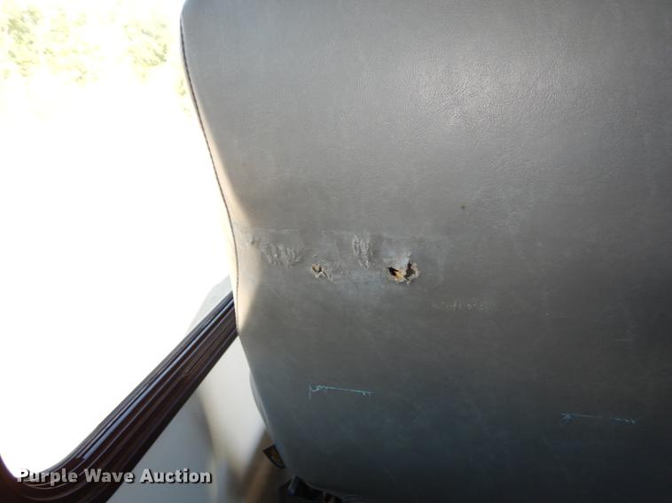 image for item DD0792 2005 Ford E450 Super Duty shuttle bus