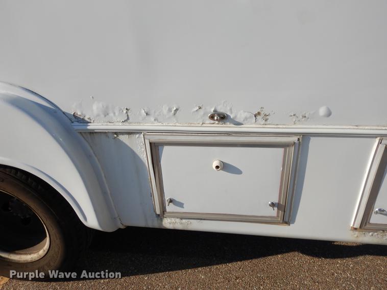 image for item DD0792 2005 Ford E450 Super Duty shuttle bus