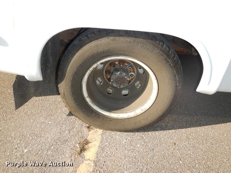 image for item DD0792 2005 Ford E450 Super Duty shuttle bus