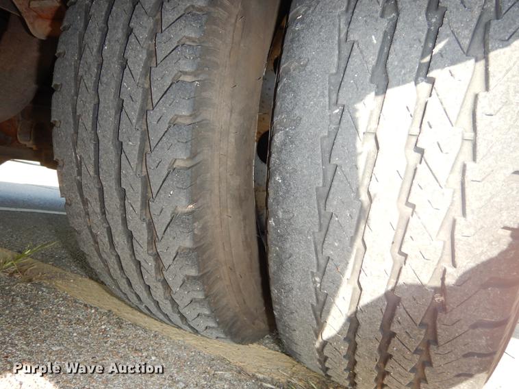 image for item DD0792 2005 Ford E450 Super Duty shuttle bus