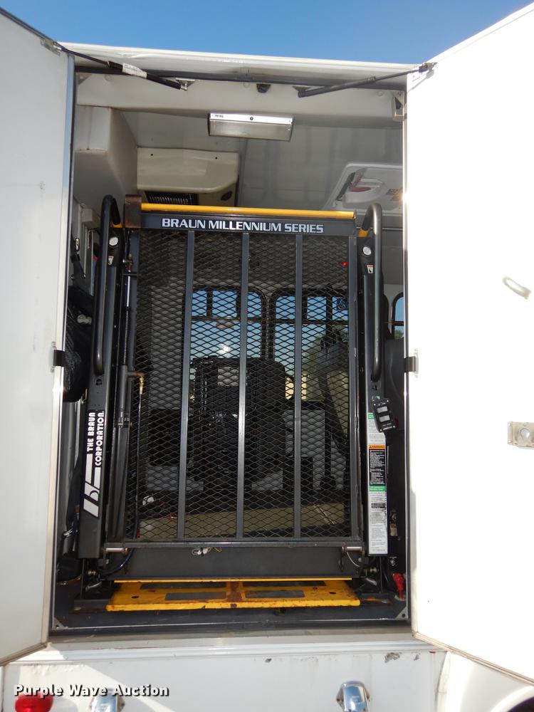 image for item DD0792 2005 Ford E450 Super Duty shuttle bus