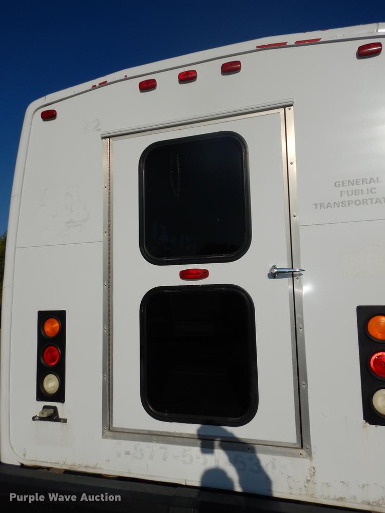 image for item DD0792 2005 Ford E450 Super Duty shuttle bus