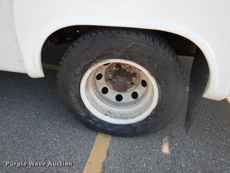 image for item DD0792 2005 Ford E450 Super Duty shuttle bus