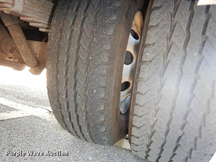 image for item DD0792 2005 Ford E450 Super Duty shuttle bus