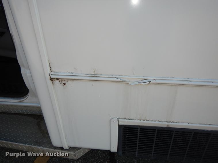 image for item DD0792 2005 Ford E450 Super Duty shuttle bus