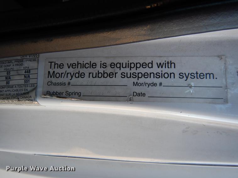 image for item DD0792 2005 Ford E450 Super Duty shuttle bus