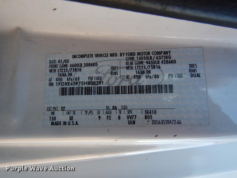 image for item DD0792 2005 Ford E450 Super Duty shuttle bus