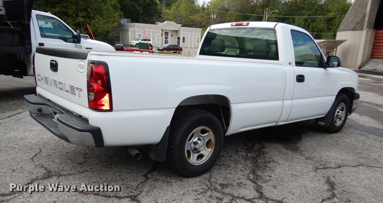 image for item DD0794 2004 Chevrolet Silverado 1500 pickup truck