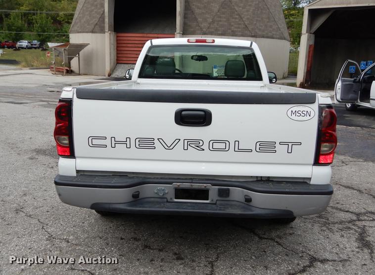 image for item DD0794 2004 Chevrolet Silverado 1500 pickup truck