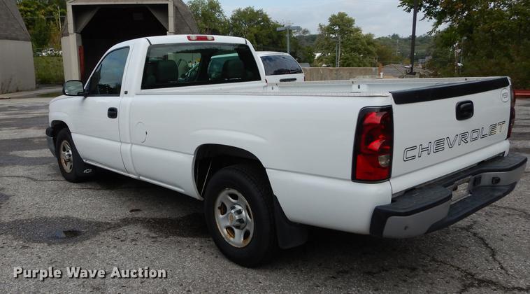 image for item DD0794 2004 Chevrolet Silverado 1500 pickup truck