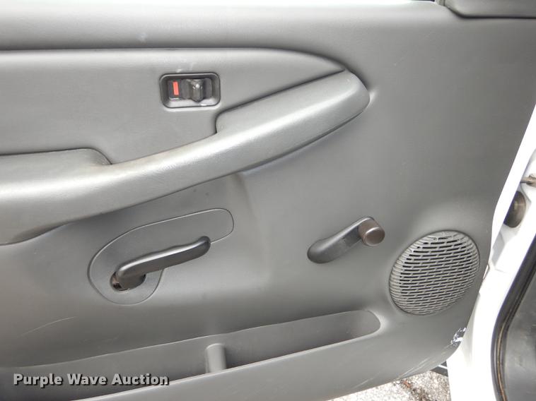 image for item DD0794 2004 Chevrolet Silverado 1500 pickup truck