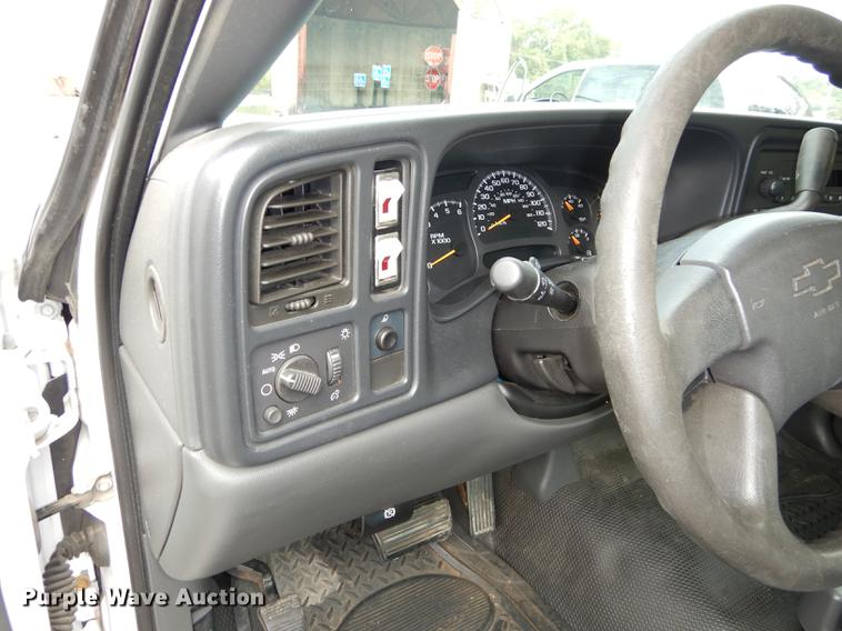 image for item DD0794 2004 Chevrolet Silverado 1500 pickup truck
