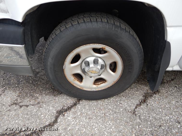 image for item DD0794 2004 Chevrolet Silverado 1500 pickup truck