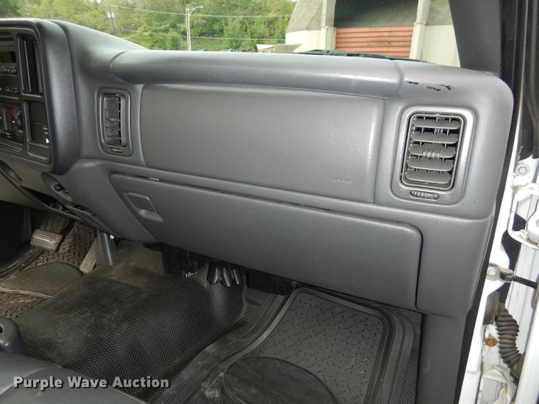 image for item DD0794 2004 Chevrolet Silverado 1500 pickup truck