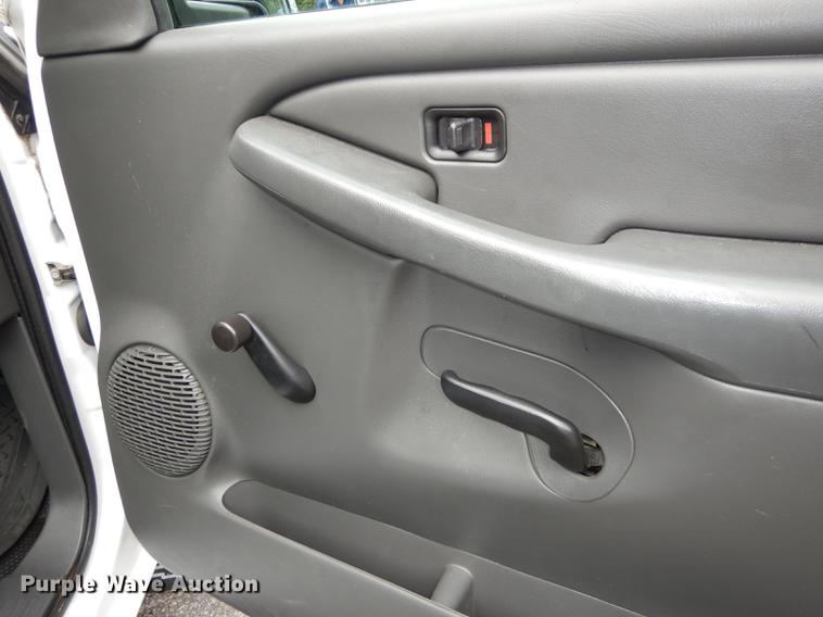 image for item DD0794 2004 Chevrolet Silverado 1500 pickup truck