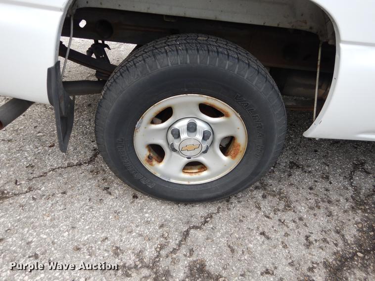 image for item DD0794 2004 Chevrolet Silverado 1500 pickup truck