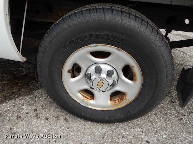 image for item DD0794 2004 Chevrolet Silverado 1500 pickup truck