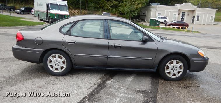 image for item DD0796 2005 Ford Taurus SE