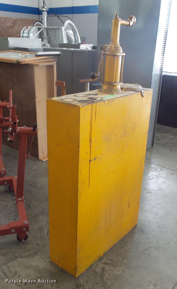 Lube tank in Des Moines, IA Item DE9321 sold Purple Wave