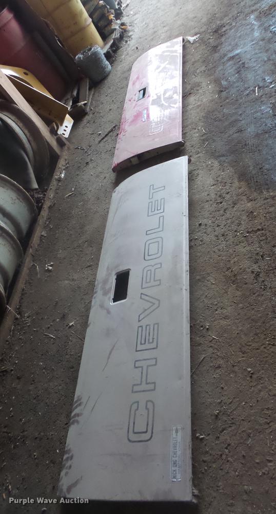 image for item DE9347 (2) Chevrolet tailgates