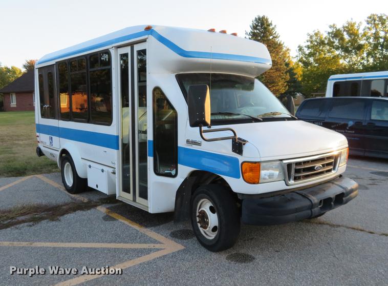 image for item DF9756 2007 Ford E350 Super Duty shuttle bus