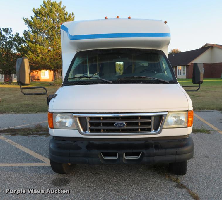 image for item DF9756 2007 Ford E350 Super Duty shuttle bus