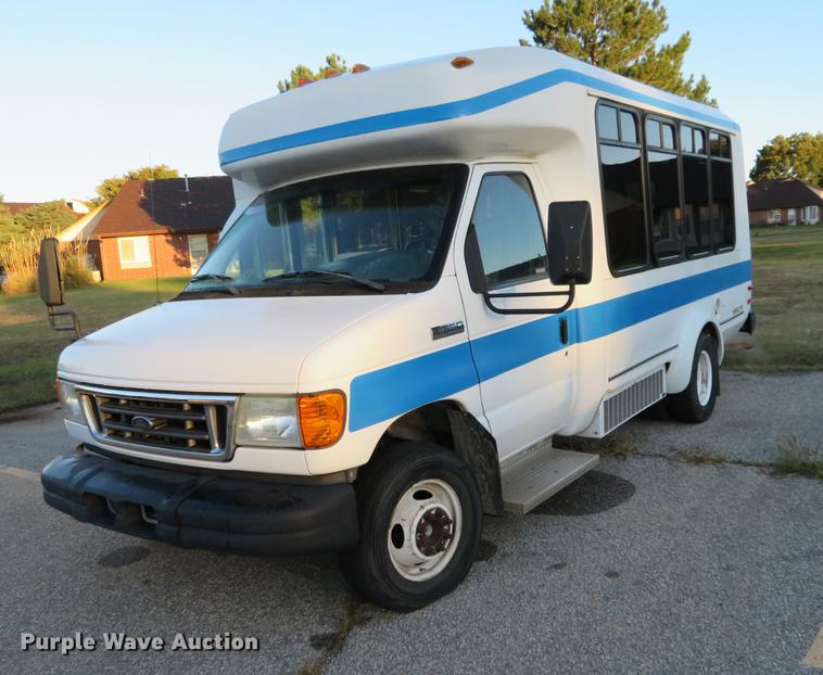 image for item DF9756 2007 Ford E350 Super Duty shuttle bus
