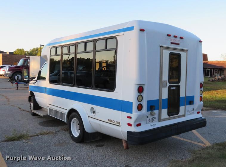 image for item DF9756 2007 Ford E350 Super Duty shuttle bus