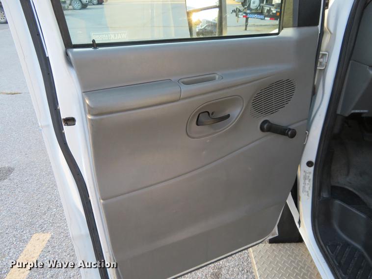 image for item DF9756 2007 Ford E350 Super Duty shuttle bus