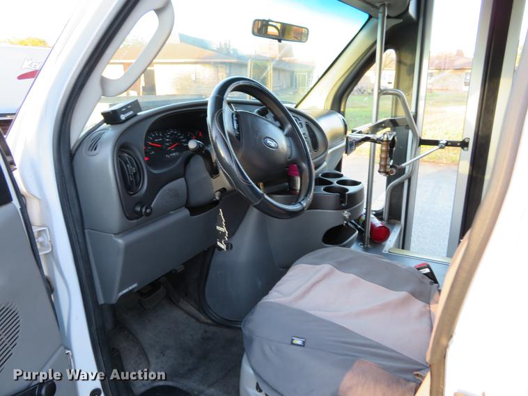image for item DF9756 2007 Ford E350 Super Duty shuttle bus