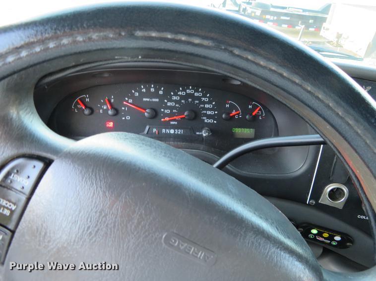 image for item DF9756 2007 Ford E350 Super Duty shuttle bus