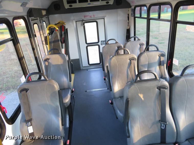 image for item DF9756 2007 Ford E350 Super Duty shuttle bus