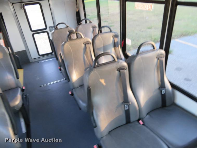 image for item DF9756 2007 Ford E350 Super Duty shuttle bus