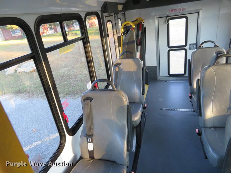 image for item DF9756 2007 Ford E350 Super Duty shuttle bus