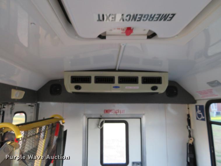 image for item DF9756 2007 Ford E350 Super Duty shuttle bus