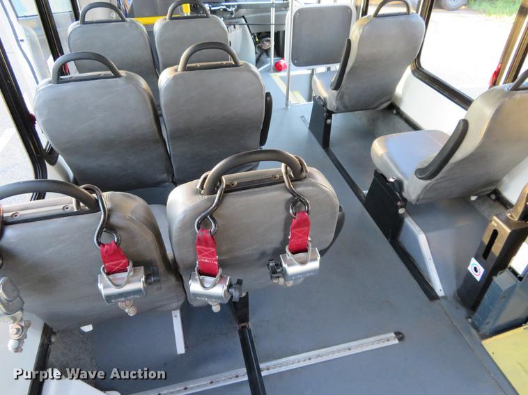 image for item DF9756 2007 Ford E350 Super Duty shuttle bus