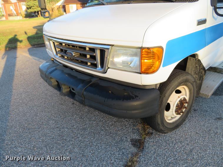 image for item DF9756 2007 Ford E350 Super Duty shuttle bus