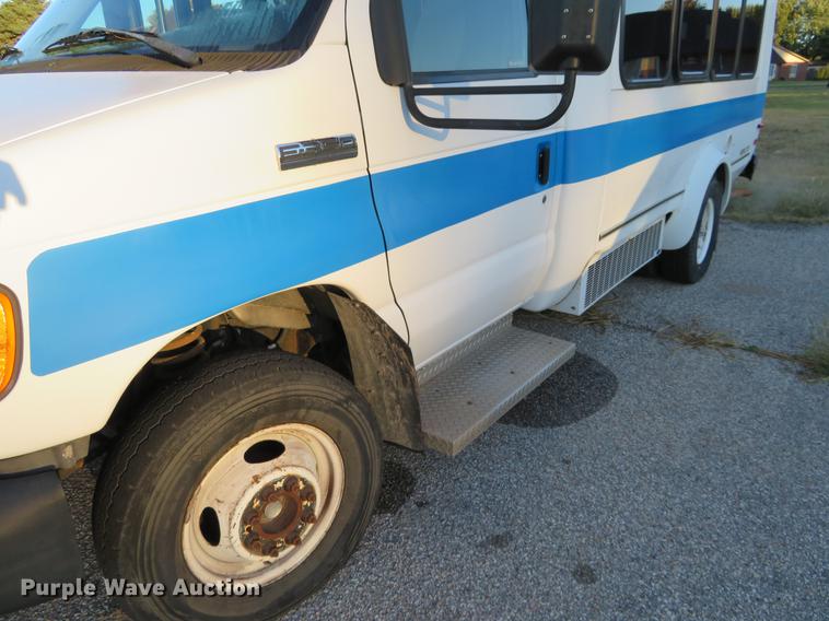 image for item DF9756 2007 Ford E350 Super Duty shuttle bus