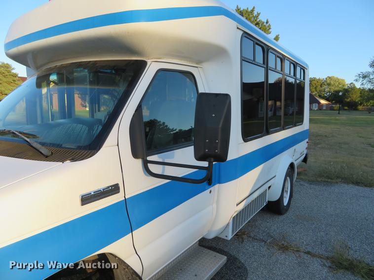 image for item DF9756 2007 Ford E350 Super Duty shuttle bus