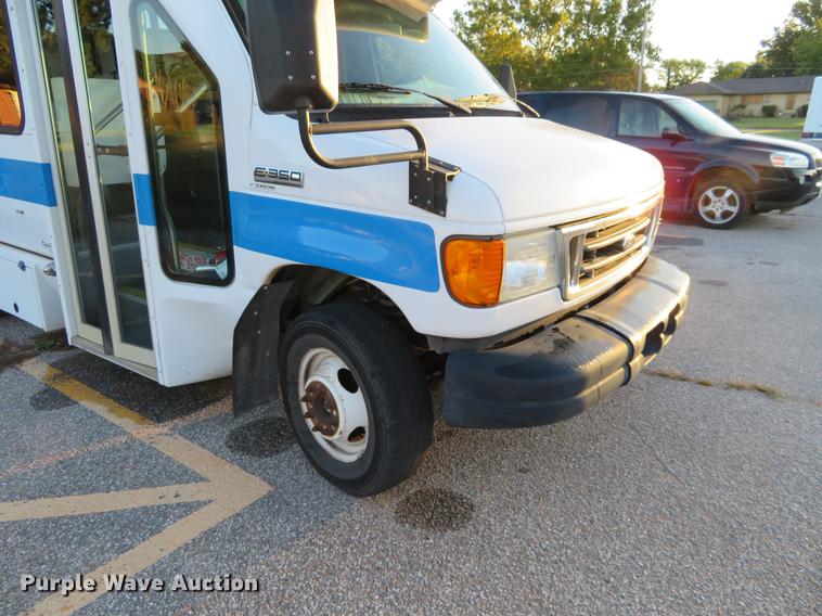 image for item DF9756 2007 Ford E350 Super Duty shuttle bus