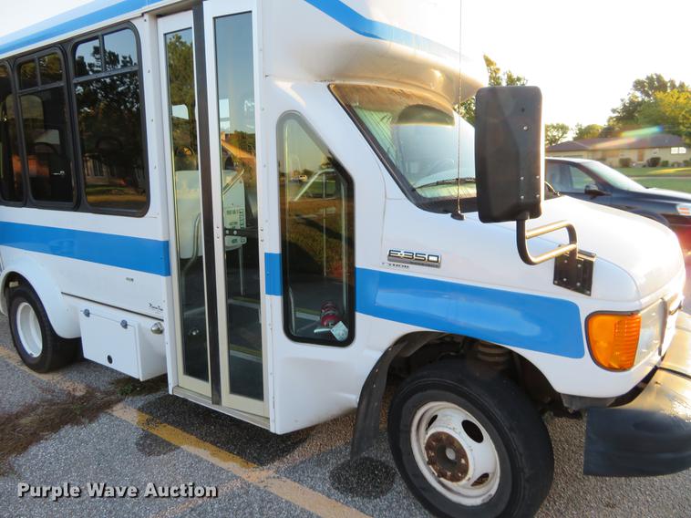 image for item DF9756 2007 Ford E350 Super Duty shuttle bus