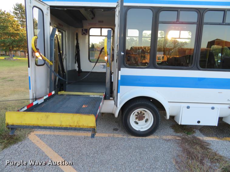 image for item DF9756 2007 Ford E350 Super Duty shuttle bus