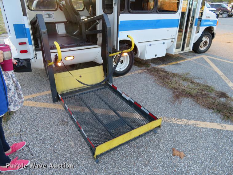 image for item DF9756 2007 Ford E350 Super Duty shuttle bus