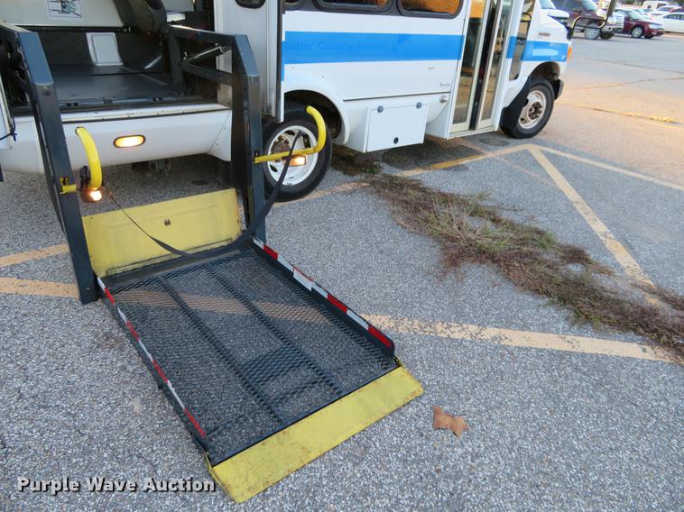 image for item DF9756 2007 Ford E350 Super Duty shuttle bus